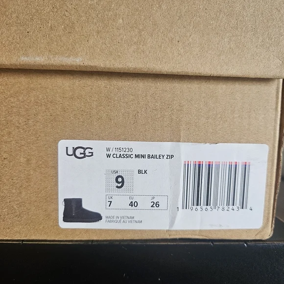 UGG Women's Black Mini Bailey Zip, Size 9 - Picture 4 of 11